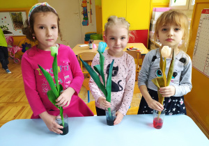 Dzieci barwią tulipany